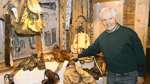 Im Skimuseum zeigt Georg Thoma historische Wintersportausrüstungen. Foto: dpa - tmn