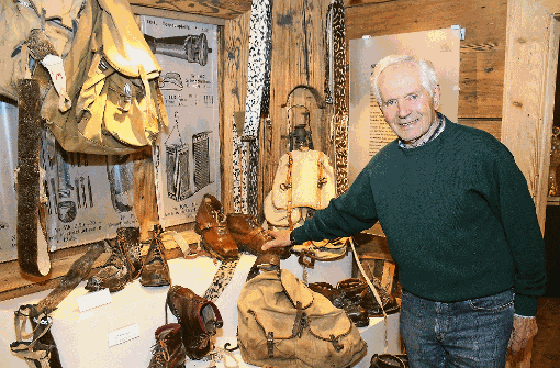 Im Skimuseum zeigt Georg Thoma historische Wintersportausrüstungen. Foto: dpa - tmn