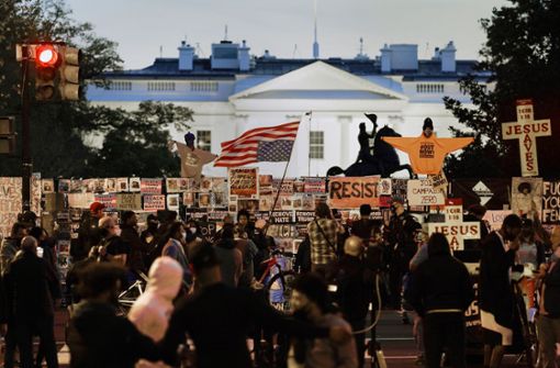 Vor dem  Weißen Haus protestieren Demonstranten gegen Donald Trump. Foto: AP/Brandon, AFP/Smialowski