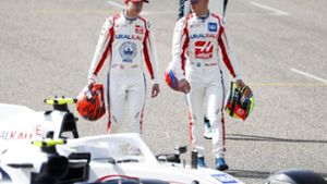 Bei den Testfahrten im März in Bahrain war die Atmosphäre zwischen den Haas-Teamkollegen Nikita Masepin (li.) und Mick Schumacher noch weitgehend unbelastet. Foto: imago/Sam Bloxham