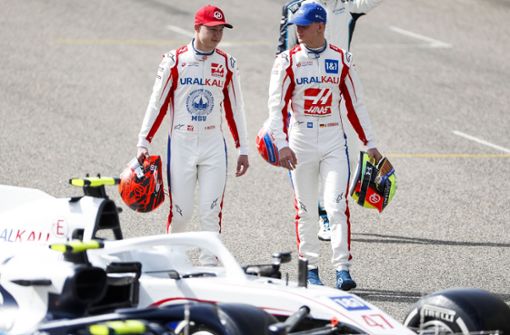Bei den Testfahrten im März in Bahrain war die Atmosphäre zwischen den Haas-Teamkollegen Nikita Masepin (li.) und Mick Schumacher noch weitgehend unbelastet. Foto: imago/Sam Bloxham