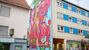 Fassadenkunst in der Marktstraße 13: Die französische Künstlerin Marlène Dangelo bringt Streetart nach Ditzingen. Foto: Simon Granville