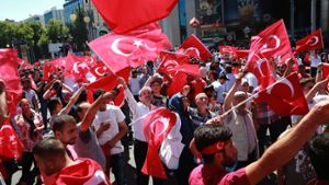 Türken feiern in Ankara die Niederschlagung des Putsches. Foto: AFP