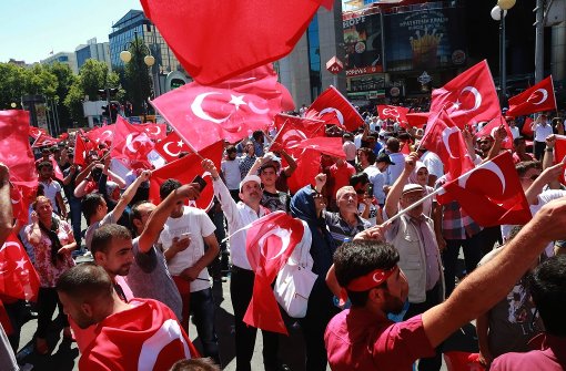 Türken feiern in Ankara die Niederschlagung des Putsches. Foto: AFP