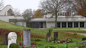 Der Betonbau, der Krematorium und Aussegnungshalle beherbergt, fügt sich in die Topografie der Umgebung ein. Foto: /Eileen Breuer