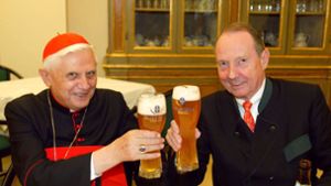 Peter May (rechts), der langjährige Hofbräu-Chef, brachte im Jahr  2003 dem damaligen Kardinal Joseph Ratzinger und späteren Papst Weißbier. Foto: dpa/Christof Sage