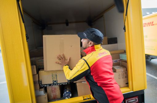 Das Versenden von Päckchen und Paketen mit DHL wird ab Januar teurer. (Symbolfoto) Foto: picture alliance/dpa/Rolf Vennenbernd