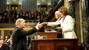 Enthebt Nancy Pelosi den US-Präsidenten nun seines Amtes? Bei Donald Trumps Rede zur Lage der Nation im Februar gab sie ihm noch die Hand. Foto: dpa