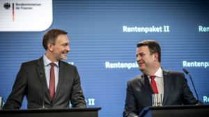 Finanzminister Christian Lindner (l) und Arbeitsminister Hubertus Heil stellen ihr Renten-Reformpaket in Berlin vor. Foto: Michael Kappeler/dpa
