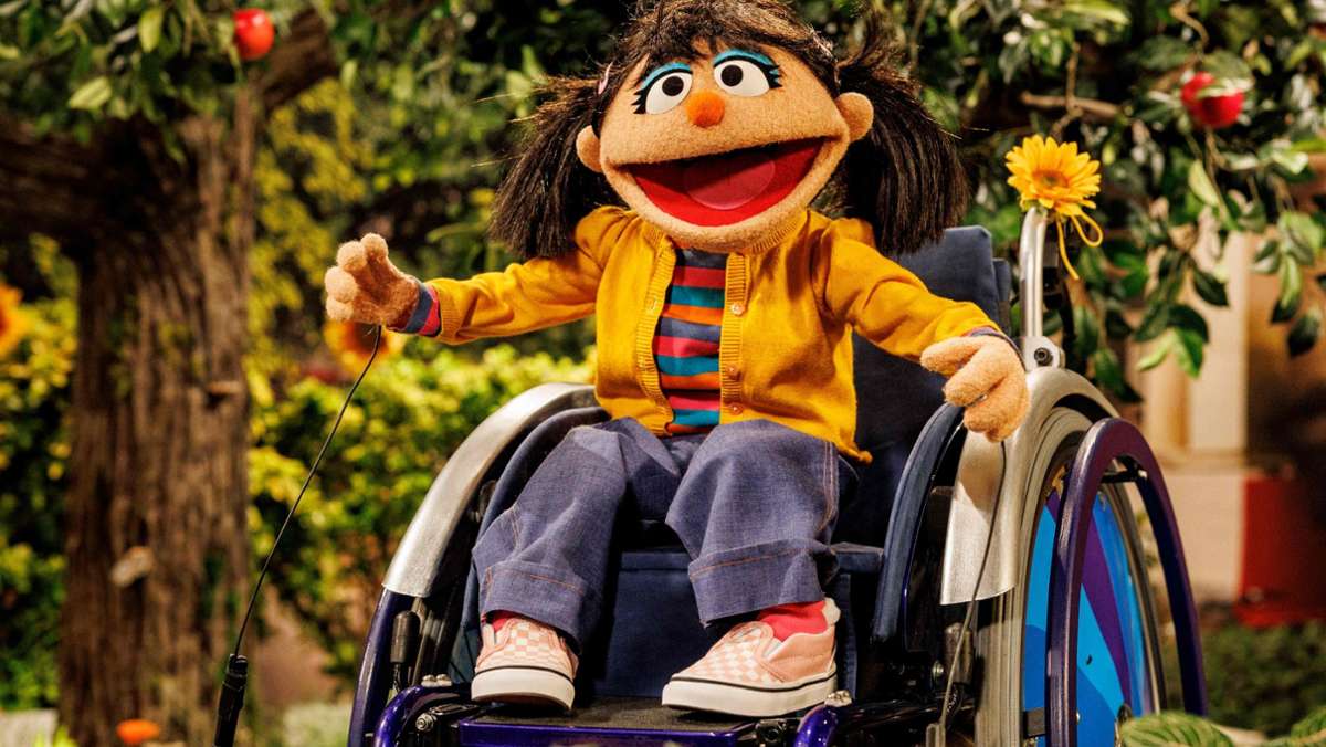 Neue Puppe mit Behinderung: Mädchen im Rollstuhl zieht in die Sesamstraße
