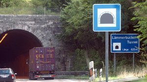 Der Lämmerbuckeltunnel wird in der Nacht von Samstag auf Sonntag wieder gesperrt. Autofahrer auf der A8 müssen mit Stau rechnen. Foto: dpa