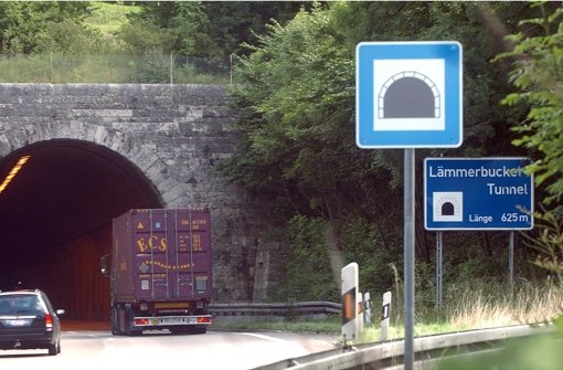 Der Lämmerbuckeltunnel wird in der Nacht von Samstag auf Sonntag wieder gesperrt. Autofahrer auf der A8 müssen mit Stau rechnen. Foto: dpa