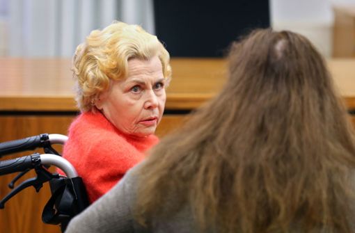 Ingrid Millgramm sitzt in einem Rollstuhl auf der Anklagebank des Landgerichtes. Die 85 Jahre alte Rentnerin ist wegen Ladendiebstahls zu einer viermonatigen Gefängnisstrafe verurteilt worden. Foto: dpa