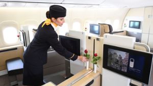 Flugbegleiterinnen der Lufthansa verdienen im Branchenvergleich mit am meisten. Foto: dpa/Arne Dedert
