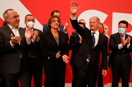 Olaf Scholz mit seiner Frau Britta Ernst und der SPD-Parteispitze. Foto: AFP/ODD ANDERSEN