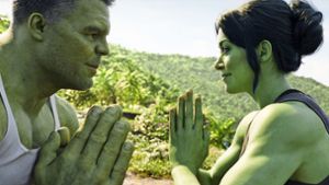 Monster-Yoga: Mark Ruffalo als Hulk und Tatiana Maslany als She-Hulk Foto: Disney+/Marvel Studios