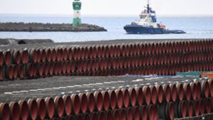 Rohre für den Bau der Erdgaspipeline Nord Stream 2 von Russland nach Deutschland werden im Hafen Mukran auf der Insel Rügen gelagert. Foto: dpa/Stefan Sauer