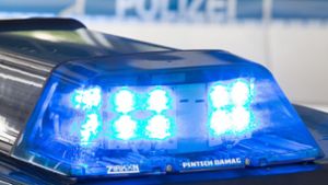 Aus ungeklärter Ursache kracht ein 47-Jähriger am Dienstag in Filderstadt in ein Schaufenster. Foto: dpa/Symbolbild