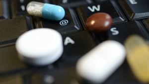 Pille per Mouseclick – eigentlich wollte die Koalition den Versandhandel mit rezeptpflichtigen Medikamenten verbieten. Nun schlägt Gesundheitsminister Jens Spahn eine andere Lösung vor. Foto: dpa