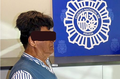 Das zu groß geratene Toupet des Drogenschmugglers (Polizeifoto) hat die spanischen Zoll Beamten  aufmerksam gemacht. Foto: Reuters
