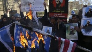 Demonstranten im Iran brennen nach der Hinrichtung des schiitischen Geistlichen Nimr al-Nimr vor der Botschaft Saudi-Arabiens Flaggen nieder. Foto: AP