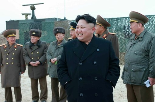 Nordkoreas Staatsoberhaupt Kim Jong-un beobachtet den Raketenstart, veröffentlicht hat das Foto die Zeitung der nordkoreanischen Arbeiterpartei. Foto: dpa