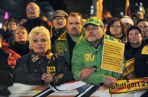 Der Schock steht vielen Stuttgart-21-Gegnern am Abend des 27. November 2011 ins Gesicht geschrieben: Die Bürger in Stadt und Land haben sich mehrheitlich gegen den Ausstieg des Landes entschieden Foto: dpa