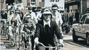 Gerda Strunk demonstriert für einen Radweg zu den Möhringer Schulen Foto:  