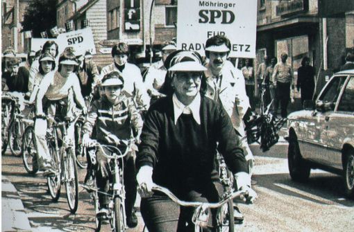 Gerda Strunk demonstriert für einen Radweg zu den Möhringer Schulen Foto:  