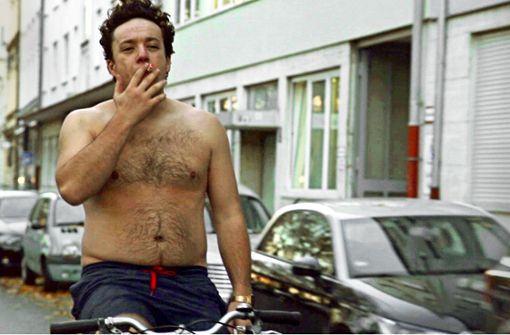 Jaksch(Jakob Schreier) kann das Rauchen nicht aufgeben – das Hemdentragen dagegen schon eher. Foto: ZDF//Johannes Brugger
