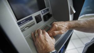 Betrüger trickst Senioren am Geldautomaten aus