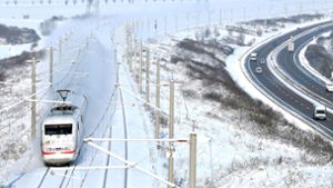 Starker Schneefall und Frost haben im Februar   in Teilen Deutschlands     zu  Einschränkungen im Zugverkehr geführt. Im Bild ein ICE bei Arnstadt (Thüringen). Foto: dpa/Martin Schutt