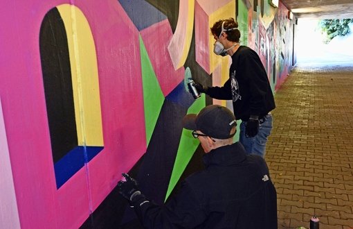 Mit Eifer bei der Arbeit: Tim Jerominek (vorne) und sein Kollege Marc Spengler haben insgesamt 24 Stunden Arbeit in die  Graffiti in der Unterführung investiert. Foto: Weingärtner