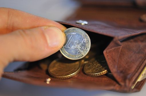 Der Täter wollte angeblich eine 2-Euro-Münze in zwei 1-Euro-Münzen gewechselt haben (Symbolbild). Foto: dpa/Andreas Gebert