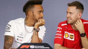 Zwei Mann, zehn Titel: Lewis Hamilton (links) und Sebastian Vettel dürfen wieder Gas geben. Foto: dpa/Rick Rycroft
