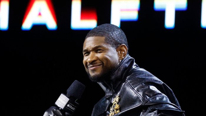 Beim Super Bowl: Usher kommt mit Rollschuhen auf die Bühne