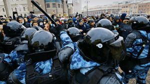 Polizisten gehen in Moskau mit Schlagstöcken gegen Demonstranten vor. Foto: dpa/Alexander Zemlianichenko