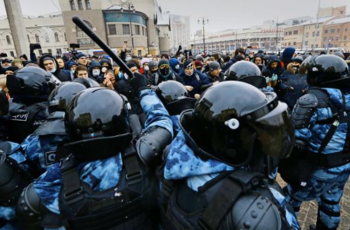 Polizisten gehen in Moskau mit Schlagstöcken gegen Demonstranten vor. Foto: dpa/Alexander Zemlianichenko
