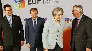 Auch wenn Theresa May und Jean-Claude Juncker freundlich lächeln   – es gibt bei den Brexit-Verhandlungen noch große Differenzen. Foto: dpa