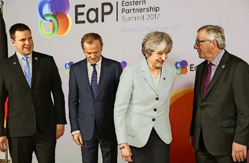 Auch wenn Theresa May und Jean-Claude Juncker freundlich lächeln   – es gibt bei den Brexit-Verhandlungen noch große Differenzen. Foto: dpa