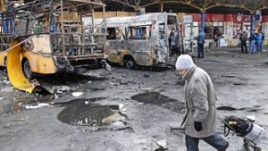 Erschütterndes Bild aus dem Krieg in Donezk: Zerstörte Fahrzeuge am Busbahnhof Foto: dpa