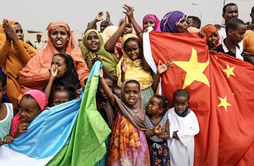 Einwohner feiern ein Bauprojekt mit den Flaggen Chinas und Dschibutis. Foto: AFP