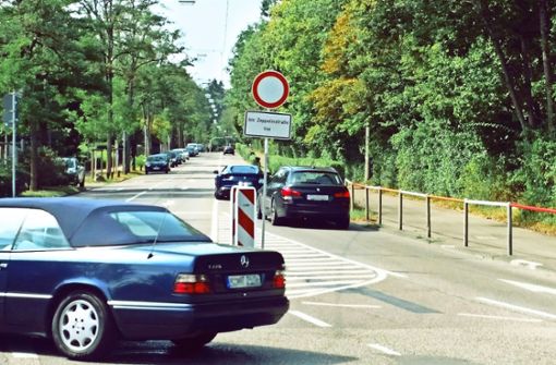 Viele  auswärtige Autofahrer versuchen den Weg über den Botnanger Sattel zu nehmen   – trotz zahlreicher Schilder, die auf die  Vollsperrung hinweisen. Foto: Nina Ayerle