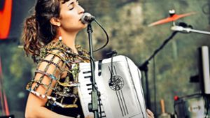 Die Sängerin Franziska Amelie Schuster beherrscht  auch mehrere Instrumente. Hier ist sie bei einem Auftritt mit ihrer Band RasgaRasga beim Weltmusikfestival Horizonte  in Koblenz zu sehen. Foto: Belleisart Photographie
