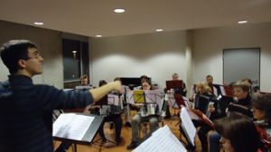 Mit Alexander Cargnelli hat der Handharmonika-Spielring wieder einen echten Profi auf dem Dirigentenpult. Foto: Ina Schäfer