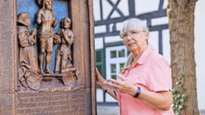 Erklärt Geschichte: Sylvia Weller-Pahl am Chorherrenstift-Relief hinter der Martinskirche Foto: Stefanie Schlecht