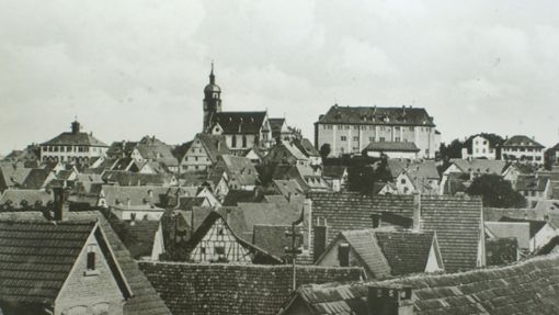 Keine Schönheit, aber weithin sichtbar: das Böblinger Schloss neben der alten Stadtkirche Foto: Stadtarchiv