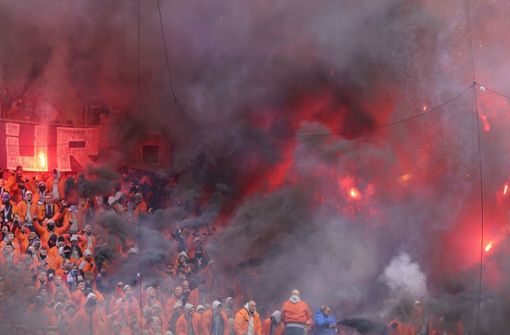 Rostocks-Fans brannten auf der Tribüne Feuerwerkskörper ab. Foto: dpa/Marcus Brandt