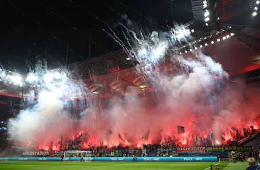 Im Hinspiel gegen Neapel brannten Frankfurter Fans Feuerwerk ab. Foto: dpa/Arne Dedert