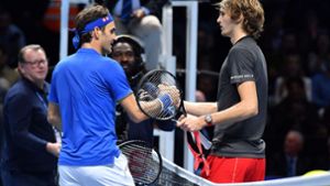 Alexander Zverev hat bei der ATP-WM in London überraschend gegen Roger Federer gewonnen – er steht nun im Finale. Foto: AFP